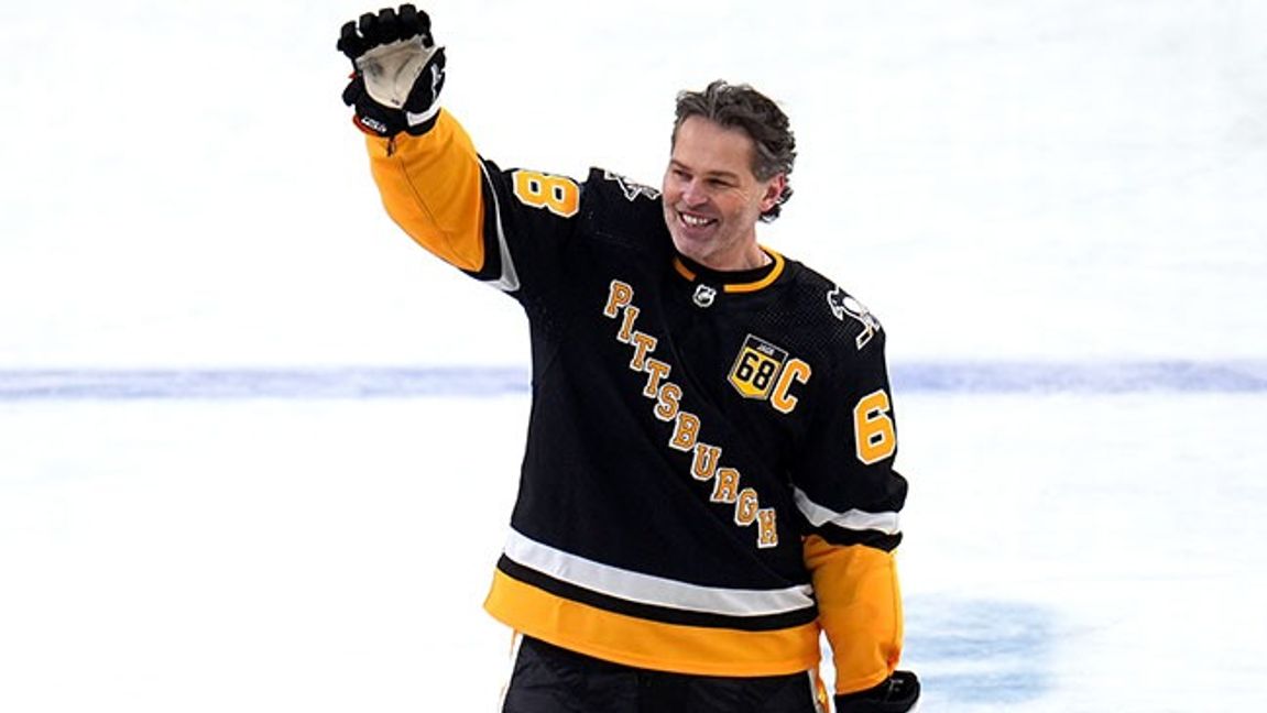Jaromir Jagr visar upp sig för fans till hans tidigare klubb Pittsburgh Penguins år 2024. Bild: AP Photo/Gene Puskar