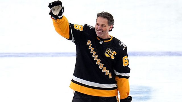 Jaromir Jagr visar upp sig för fans till hans tidigare klubb Pittsburgh Penguins år 2024. Bild: AP Photo/Gene Puskar