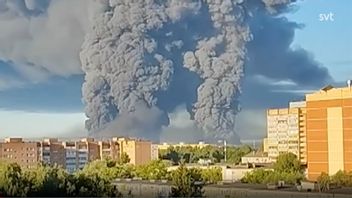 Svart rök över Moskva efter ukrainska luftanfall. Foto: Skärmdump SVT Play