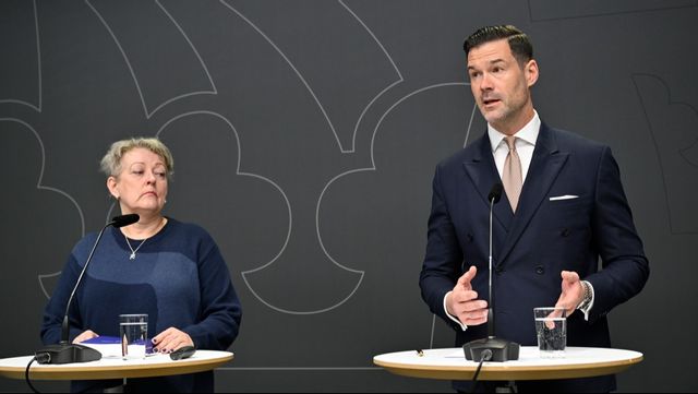Regeringens utredare Kirsi Laakso Utvik och migrationsminister Johan Forssell (M). Foto: Henrik Montgomery/TT