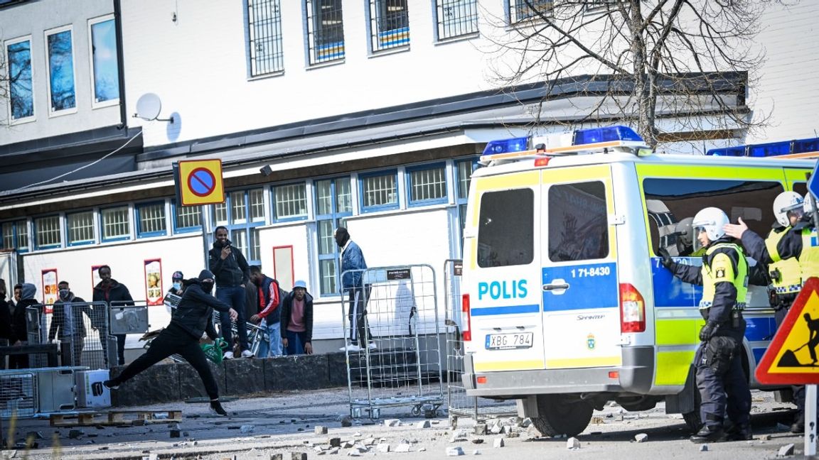 Polis på plats i Rinkeby under demonstration. Foto: Henrik Montgomery/TT