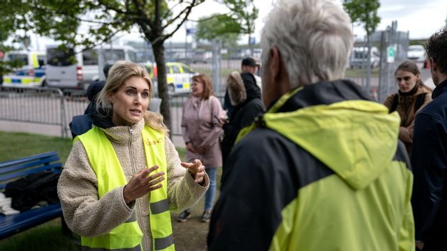 Emilie Hassel är en av många som köar för att få ett provisoriskt pass på Landvetter flygplats. För att bringa ordning i det som beskrivs som ett kaos har de nu själva upprättat ett kösystem. Foto: Björn Larsson Rosvall/TT 