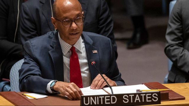 Robert Wood, företrädare för USA i FN:s säkerhetsråd, vid rådets möte i förra veckan där USA la in sitt veto mot en resolution om humanitär vapenvila i Gaza. På måndagen väntas rådet ta upp en resolution om vapenvila på nytt. Arkivbild. Foto: YUKI IWAMURA/AP/TT