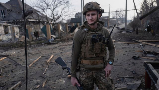 En soldat ur den 93:e mekaniserade brigaden betraktar frontstaden Pokrovsk i Donetskreigonen torsdagen den 13 mars 2025. Foto: Iryna Rybakova/Ukrainas 93:e mekaniserade brigad via AP