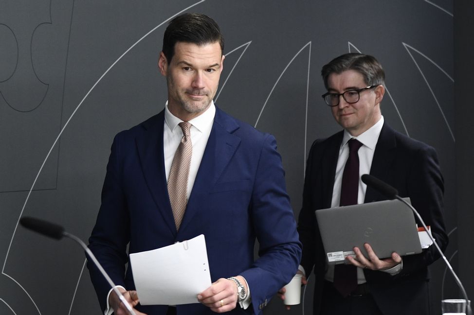 Migrationsminister Johan Forssell (M) och utredaren Johan Lundmark. Foto: Lars Schröder/TT