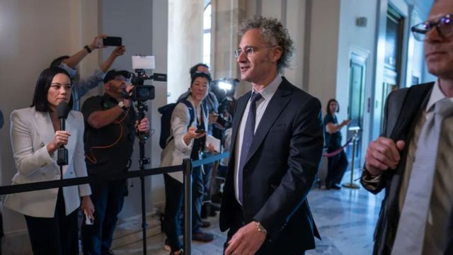 Alex Karp, vd på techbolaget Palantir, har sålt aktier för 19 miljarder kronor och samtidigt riktat hård kritik mot analytiker som ifrågasatt bolagets värdering. Foto: TT/Arkivbild