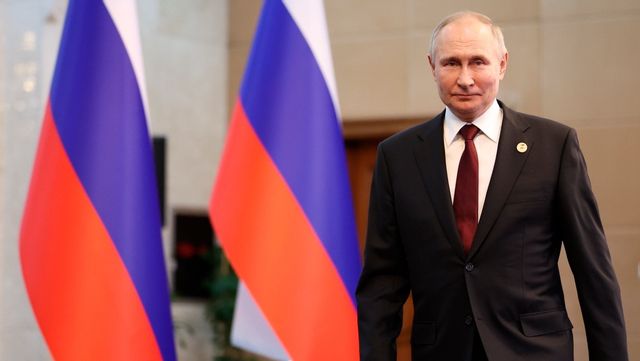 Putin har gett utmärkelser och hyllat den 64:e brigaden. Den anses vara medskyldig till massmord av civila. Foto: Sergej Bobylev/TT 