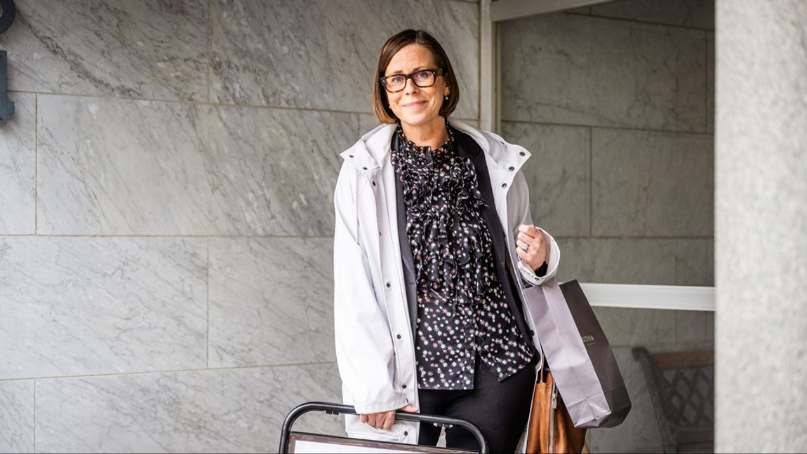 Mäklaren Carina Husgård har redan fått in flera bud på över tio miljoner för en femrummare på Södermalm när TT träffar henne på visningen i helgen. Foto: MAGNUS LEJHALL/TT