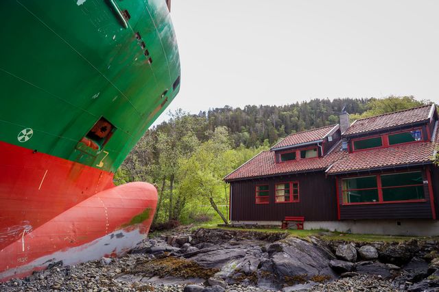Fartyget gick på grund strax före gryningen på torsdagen. Foto: Jan Langhaug/NTB/TT