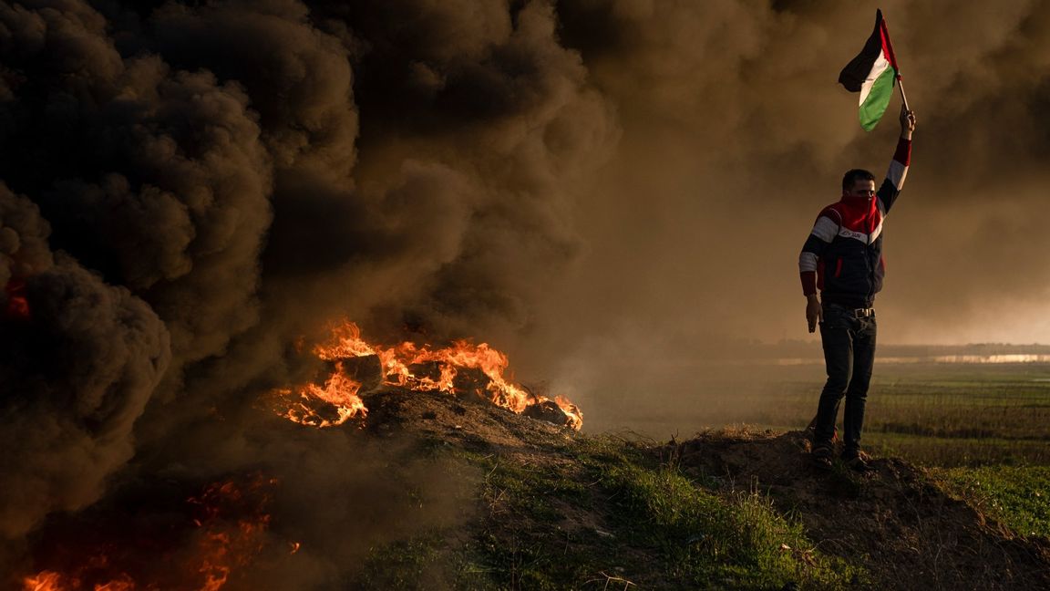 Palestinier som bränner däck i Jenin på Västbanken. Foto: Fatima Shbair/AP/TT