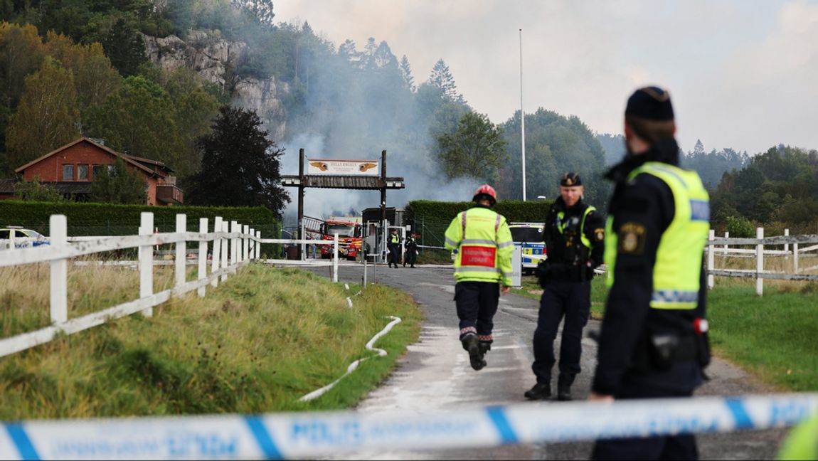Räddningstjänst på plats i Gunnilse norr om Göteborg efter att en gård tillhörande motorcykelklubben Hells Angels brunnit under natten mot lördagen. Foto: Björn Larsson Rosvall/TT