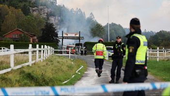 Räddningstjänst på plats i Gunnilse norr om Göteborg efter att en gård tillhörande motorcykelklubben Hells Angels brunnit under natten mot lördagen. Foto: Björn Larsson Rosvall/TT