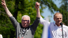 Polens tidigare president, fackföreningskämpen Lech Walesa (till vänster), som ledde landets första demokratiskt valda regering gick i spetsen för söndagens demonstration tillsammans med oppositionens ledare, den tidigare premiärministern Donald Tusk. Foto: Czarek Sokolowski/AP/TT
