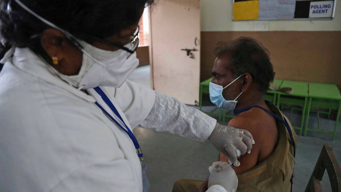 En man får vaccin i indiska Hyderabad. Över 220 miljoner doser vaccin har getts i landet som har en befolkning på omkring 1,4 miljarder människor. Foto: TT.