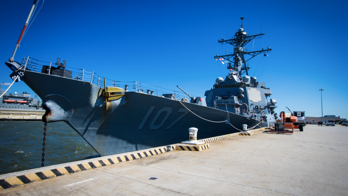 Den amerikanska flottans jagare USS Gravely var en av de enheter som ryckte ut till containerfartyget Maersk Hangzhous hjälp. Foto: John C. Clark/AP/TT