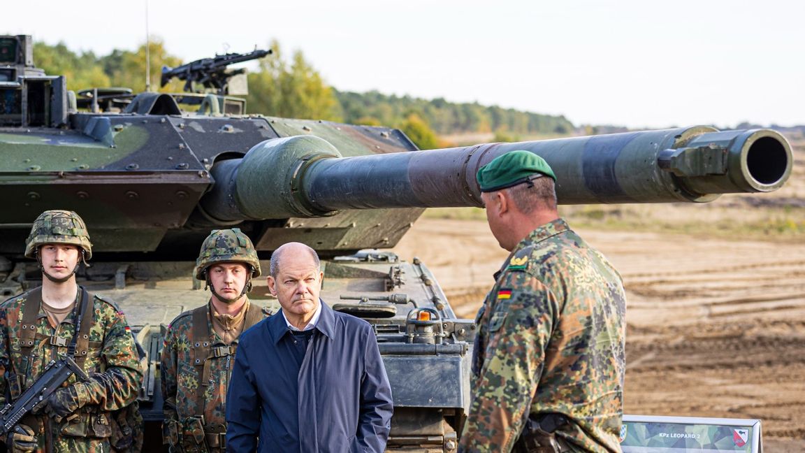 Tysklands förbundskansler Olaf Scholz med Leopard 2. Foto: Moritz Frankenberg/AP/TT