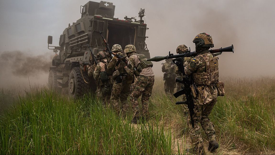 Ukrainska soldater går till anfall efter ett pansarfordon 7 juni 2023. Foto: Roman Naumov / Wikimedia commons