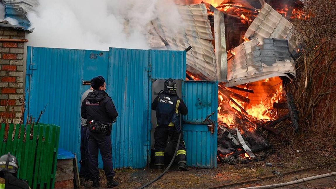 Räddningstjänst vid en brinnande byggnad efter en attack mot den ryska regionen Belgorod tidigare i mars. Foto: Vjatjeslav Gladkov på Telegram via AP/TT