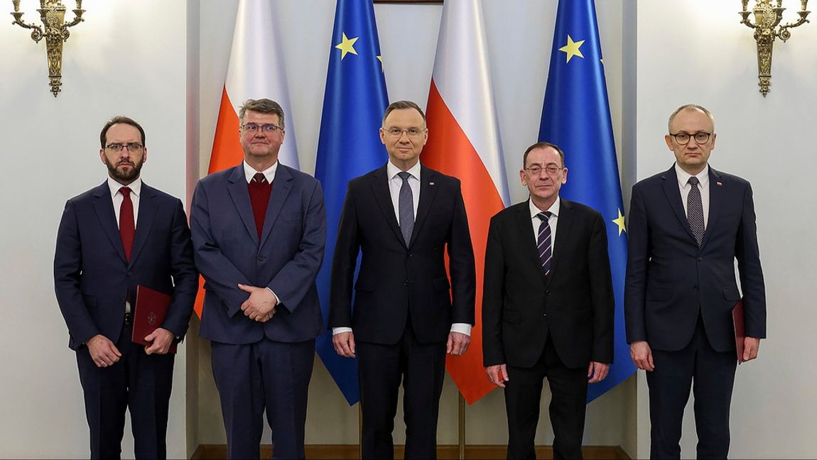 President Andrzej Duda i mitten på ett gruppfoto från i tisdags. Närmast till höger om honom står tidigare inrikesministern Mariusz Kaminski och till vänster finns parlamentsledamoten Maciej Wasik. Foto: JAKUB SZYMCZUK VIA AP/TT