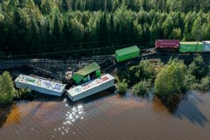 Skyfall under söndagen orsakade trafikkaos i Västernorrland med urspårade tåg och underminerade vägar. Vid Stugusjön i Skorped väster om Örnsköldsvik ligger flera vagnar vid sidan av rälsen. Bild från 8 september. Foto: Mats Andersson/TT