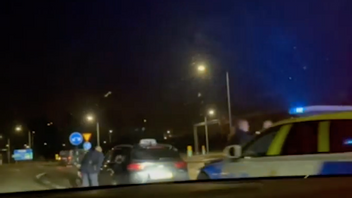 Polisen stoppar en taxibil norr om Stockholm. I bagageutrymmet finner man ett automatvapen. Foto: Aftonbladet