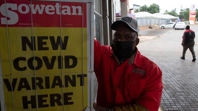 En löpsedel i Pretoria, Sydafrika. Listan över länder som stoppar resor från bland annat Sydafrika växer. Foto: Denis Farrell/AP/TT.