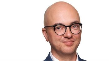 Räntan får gärna vara en bra bit över nollan, men då är det viktigt att finanspolitiken stöttar upp enligt Torbjörn Hållö, ekonom på LO. Pressbild. Foto: JOACIM SCHWARTZ/LO