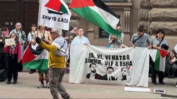 Utanför Riksdsgshuset. Foto: Bulletin