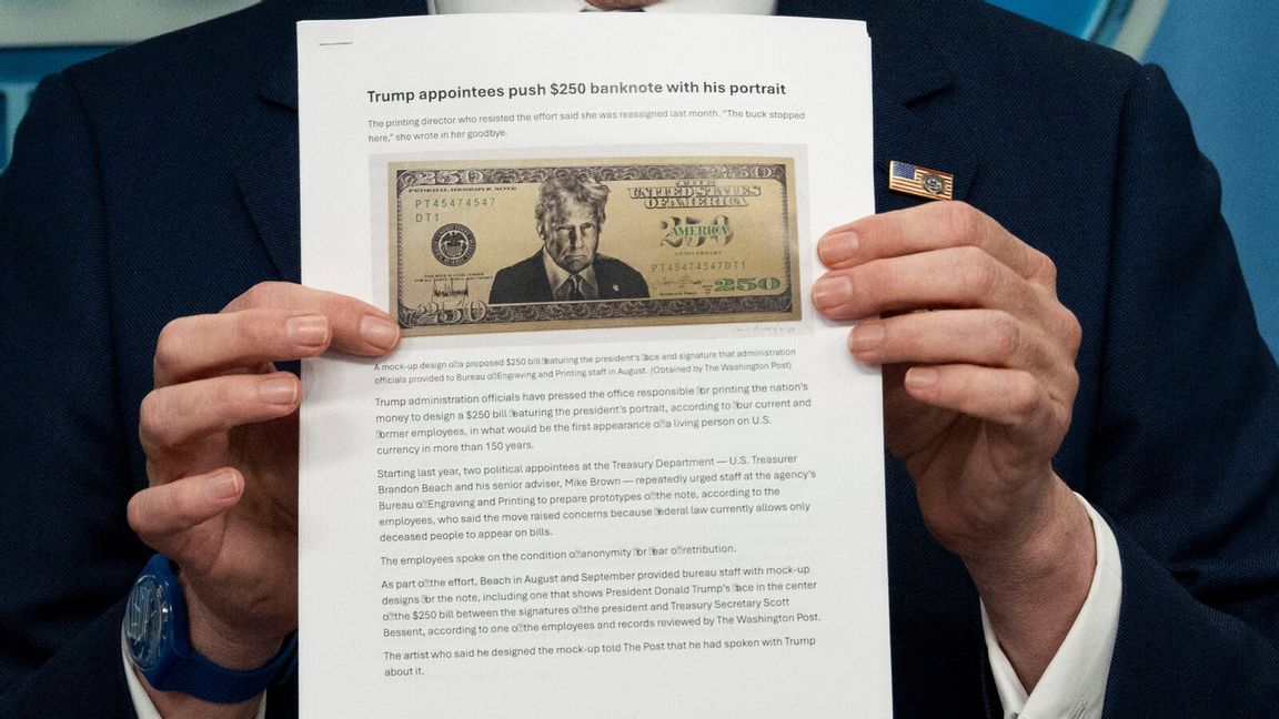 Scott Bessent, USA:s finansminister, håller upp en utskrift av en The Washington Post artikel om den omdiskuterade planen på en möjlig amerikansk 250-dollarsedel med Donald Trump. Foto: Skärmdump/Vita husets presskonferens