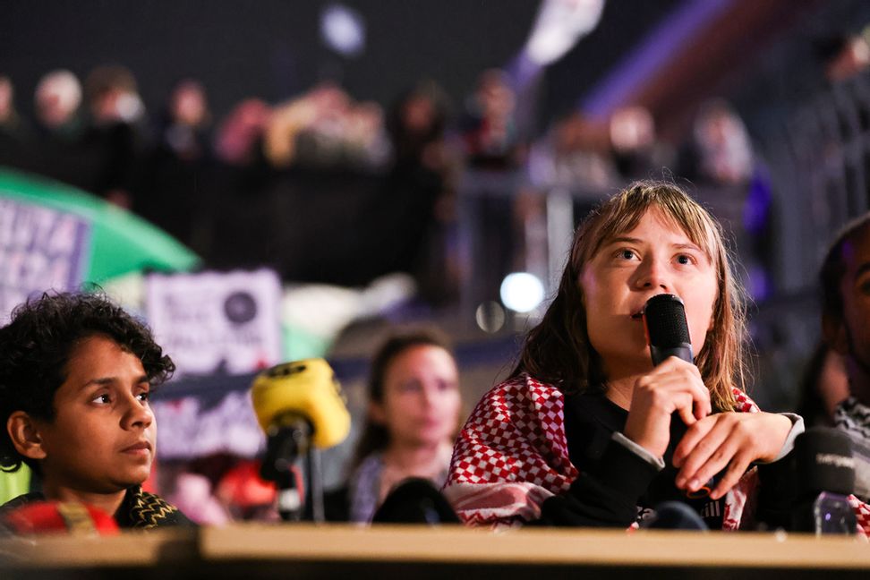Greta Thunberg och andra aktivister från Global Sumud Flotilla håller en pressträff på Sergels torg samma dag som det hålls en manifestation i stöd för de som dödats eller kidnappats av Hamas. Foto: Caisa Rasmussen/TT