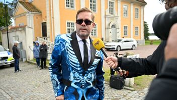 SÖLVESBORG , SVERIGE Jörgen Fogelklou (SD) anländer inför bröllopet mellan Sverigedemokraternas partiledare Jimmie Åkesson och Matilda Kärnerup i Slottslängorna Sölvesborg på lördagen. Foto: Johan Nilsson / TT / 