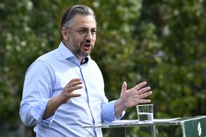 Centerpartiets partiledare Muharrem Demirok sensommartalar på Mariedal trädgårdscafé, Hornsbergs Strand, i Stockholm. Foto: Jakob Åkersten Brodén/TT
