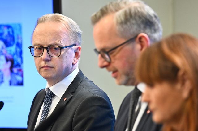 Socialdemokraternas näringspolitiske talesperson Fredrik Olovsson, ekonomiskpolitiske talespersonen Mikael Damberg och IF Metalls ordförande Marie Nilsson håller pressträff. Foto: Claudio Bresciani/TT