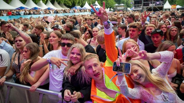 Inte lika kul för alla, särskilt inte de som tvingas ta del av festligheterna mot sin vilja. Foto: Johan Nilsson/TT