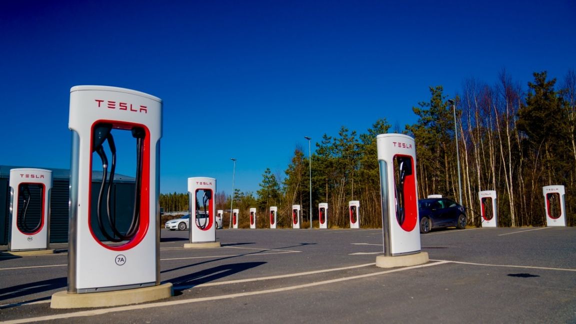 Teslas supercharger öppnar upp för laddningsmöjligheter till andra bilmärken. Foto: Stian Lysberg Solum/NTB/TT