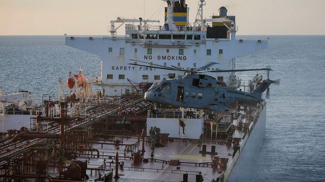 Andra incidenten med ett ryskt fartyg i Engelska kanalen på bara 72 timmar. På söndagen gav Keir Starmer order om att Royal Marines skulle borda den kamerunflaggade skugg-tankern Smyrtos. Foto: MOD (OGL)