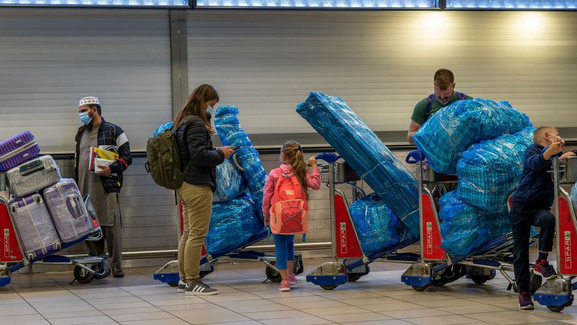 Köer på flygplatsen i Johannesburg i Sydafrika. Foto: Jerome Delay/AP/TT.