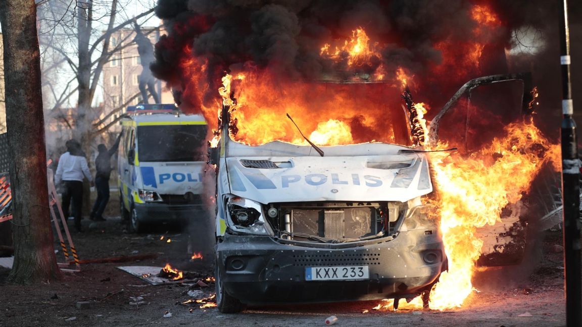 Flera polisfordon sattes i brand av upploppsmakarna under upploppen. Här i Örebro. Foto: Kicki Nilsson/TT