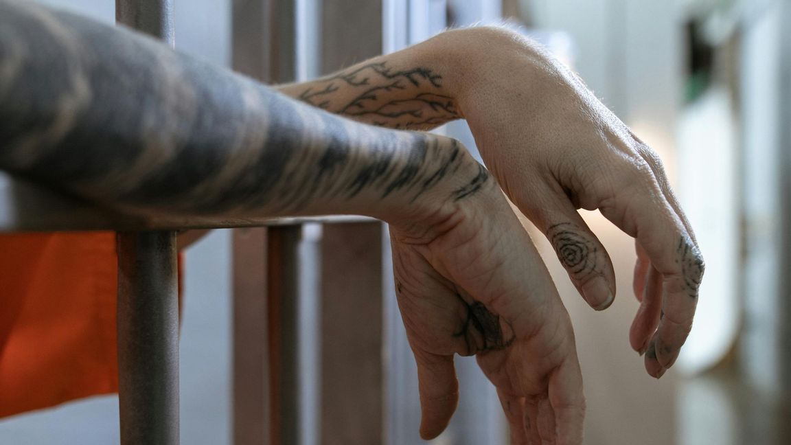 En kriminalvårdare avskedas för att ha haft en hemlig relation med en intagen. Genrebild. Foto: Pexels