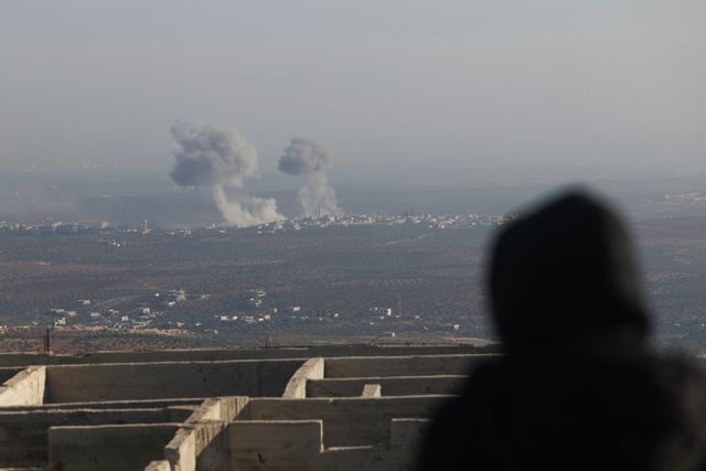 Rök stiger från ett samhälle på landsbygden utanför Aleppo. Bilden togs under torsdagen. Foto: Ghaith Alsayed/AP/TT