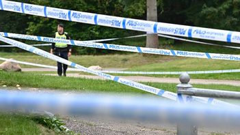 Polisen letade med hundar efter bevis efter lördagens dödsskjutning. Foto: Mikael Fritzon/TT