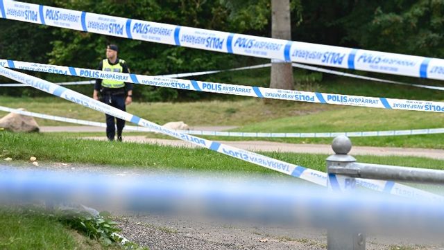 Polisen letade med hundar efter bevis efter lördagens dödsskjutning. Foto: Mikael Fritzon/TT