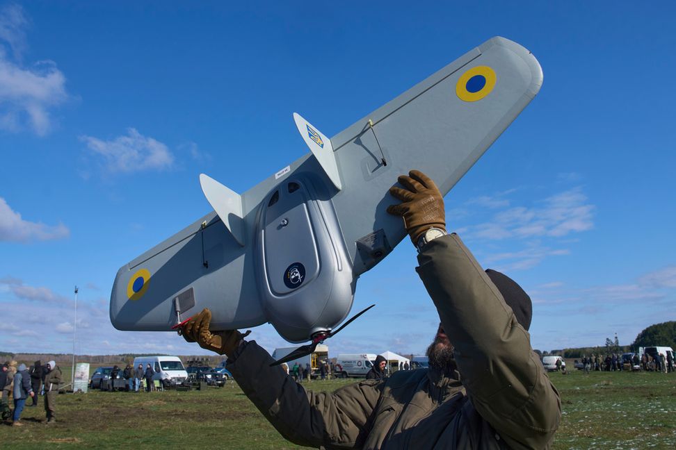 En ukrainsk krigsdrönare visas upp på hemlig plats i landet. Bild från förra veckan. Foto: Efrem Lukatsky/AP/TT