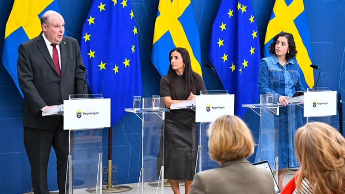 Patrick Reslow (SD), Parisa Liljestrand (M) och Simona Mohamsson (L). Foto: Lars Schröder/TT.