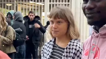 Greta Thunberg anslöt på tisdagen till gymnasieelevernas protester i Frankrike. Foto: C News via X