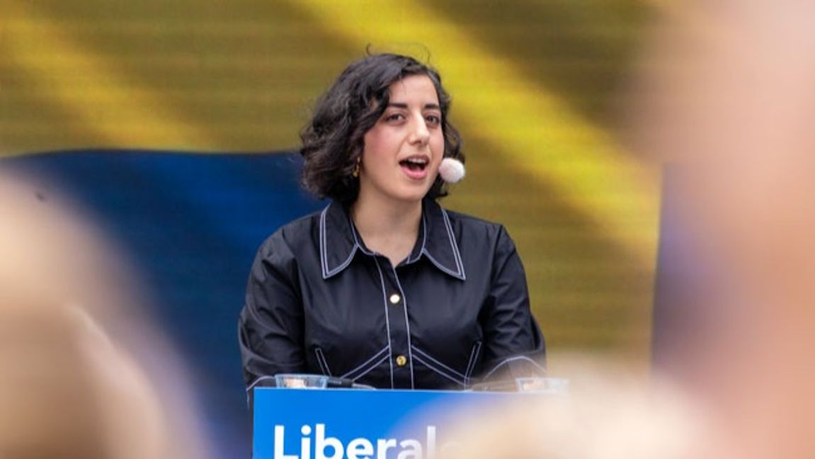 Simona Mohamsson (L). Foto: Bene Riobó, CC BY-SA 4.0, via Wikimedia Commons.