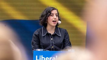 Simona Mohamsson (L). Foto: Bene Riobó, CC BY-SA 4.0, via Wikimedia Commons.