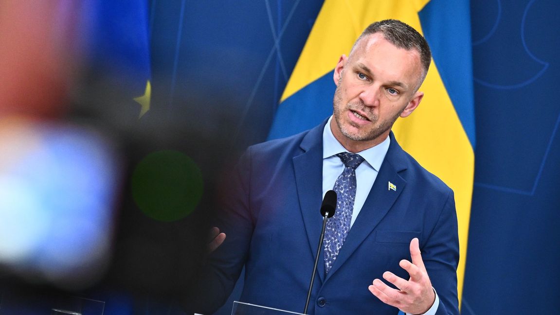 Civilminister Erik Slottner (KD) presenterar en utredning om AI. Foto: Claudio Bresciani/TT