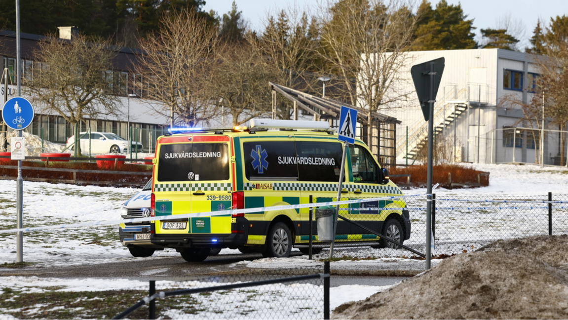 En person är allvarligt skadad efter ett misstänkt knivdåd på en skola norr om Stockholm. Foto: Stefan Jerrevång/TT