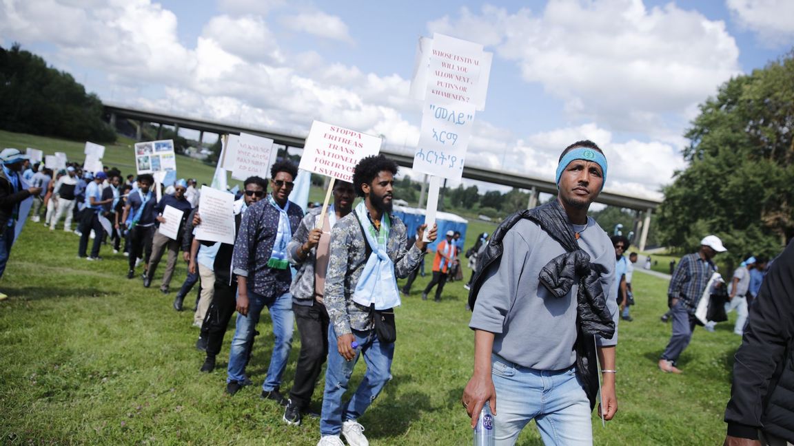 Motdemonstranter samlas i samband med den eritreanska kulturfestivalen Festival Eritrea Scandinavia som hölls på Järvafältet i juli 2024. Foto: Caisa Rasmussen/TT